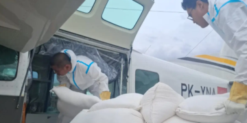 Foto : Tim Operasi Modifikasi Cuaca (OMC) mempersiapkan bahan semai untuk OMC di Lanud Halim Perdanakusuma, Jakarta, pada Kamis (24/10). (Tim OMC BNPB)