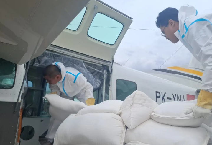 Foto : Tim Operasi Modifikasi Cuaca (OMC) mempersiapkan bahan semai untuk OMC di Lanud Halim Perdanakusuma, Jakarta, pada Kamis (24/10). (Tim OMC BNPB)