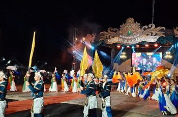 Penampilan Teatrikal Gabungan Sanggar Tari dan Budaya di Sumedang yang mempersembahkan Teatrikal Nata Waruga Jagat Mapag Pajajaran Anyar. Aksi teatrikal ini menjadi suguhan penutup di Medal Gapura Ekosistem Budaya Kasumedangan, Bertempat di PPS Sumedang Rabu Malam (29/10/2025). (Foto: Humas Pemkab Sumedang)