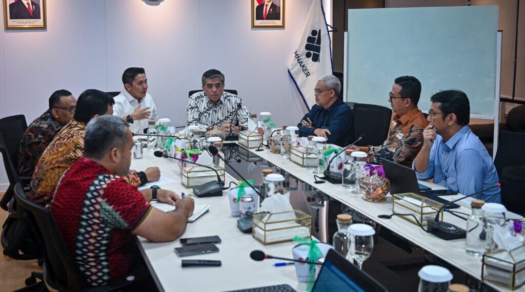 Seskab Teddy menghadiri rapat dengan Menteri Ketenagakerjaan (Menaker) Yassierli dan Wakil Menteri Ketenagakerjaan (Wamenaker) Afriansyah Noor beserta sejumlah jajaran Kementerian Ketenagakerjaan, di Jakarta, Jumat (10/10/2025). (Foto: HIM)