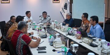 Seskab Teddy menghadiri rapat dengan Menteri Ketenagakerjaan (Menaker) Yassierli dan Wakil Menteri Ketenagakerjaan (Wamenaker) Afriansyah Noor beserta sejumlah jajaran Kementerian Ketenagakerjaan, di Jakarta, Jumat (10/10/2025). (Foto: HIM)