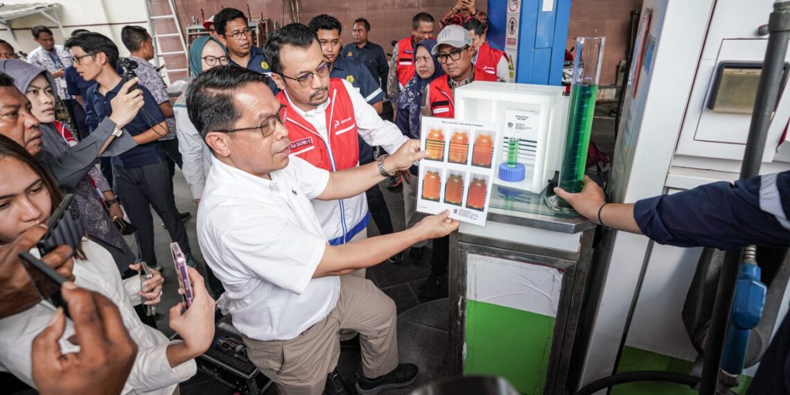 Direktur Jenderal Minyak dan Gas Bumi Kementerian ESDM Laode Sulaeman (kemeja putih) dan Direktur Utama Pertamina Patra Niaga Mars Ega Legowo Putra (rompi merah) mengecek salah satu SPBU di Surabaya Jatim, Rabu 29 Oktober 2025.(Foto: Istimewa)