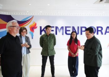 Menteri Pemuda dan Olahraga Republik Indonesia (Menpora RI) Erick Thohir mendukung atlet muda Indonesia yang terus mengukir prestasi di kancah dunia. Salah satu dukungan itu diberikan Menpora Erick kepada atlet muda snowboarding Indonesia Zazi Betari Landman.(foto:raiky/kemenpora.go.id)