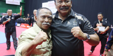 Ketua Pelaksana PON Bela Diri/2025 Kudus sekaligus Wakil I Ketua Umum Mayjen TNI Purn Dr. Suwarno Mayjen TNI Purn Dr. Suwarno didampingi Sang Guru AA Boxer.(Foto: Humas KONI Pusat)