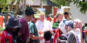 Penyelenggaraan balap motor bergengsi di dunia seri ke-18 Pertamina Grand Prix of Indonesia 2025 menjadi momen sangat berharga bagi para pelaku Usaha Mikro Kecil dan Menengah (UMKM) di kawasan Bazaar Mandalika, Lombok Tengah, Nusa Tenggara Barat (NTB), Jumat (3/10).(foto:pamungkas/kemenpora.go.id)