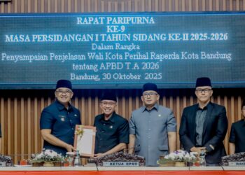 Wali Kota Bandung, Muhammad Farhan (paling kiri) pada acara penyampaian penjelasan resmi terkait Rancangan Peraturan Daerah (Raperda) tentang Anggaran Pendapatan dan Belanja Daerah (APBD) Tahun Anggaran 2026 dalam Rapat Paripurna DPRD Kota Bandung, Kamis 30 Oktober 2025.(Foto: Humas Pemkot Bandung)