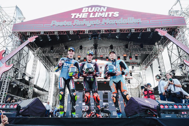 Hasil kualifikasi MotoGP Mandalika 2025 yang digelar di Pertamina Grand Prix of Indonesia 2025 Mandalika, NTB, Sabtu (4/10), mencatatkan rider Aprilia Racing Marco Bezzecchi berhasil menjadi yang tercepat, hasil ini juga menyegel posisi start untuk balapan utama MotoGP esok hari (Minggu, 5/10). (foto: Injourney)