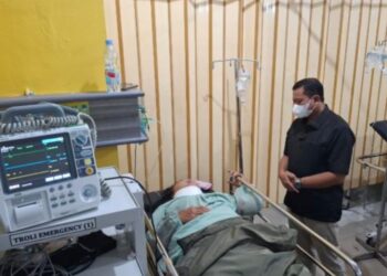 Bupati Sumedang, Dony Ahmad Munir menjenguk salah satu korban luka berat mobil elf terguling di Tanjakan Cae, Wado, Kabupaten Sumedang.