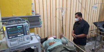 Bupati Sumedang, Dony Ahmad Munir menjenguk salah satu korban luka berat mobil elf terguling di Tanjakan Cae, Wado, Kabupaten Sumedang.