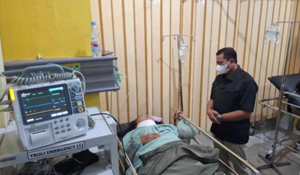 Bupati Sumedang, Dony Ahmad Munir menjenguk salah satu korban luka berat mobil elf terguling di Tanjakan Cae, Wado, Kabupaten Sumedang.