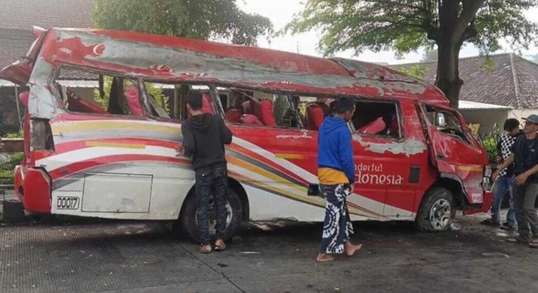 Kondisi mobil elf bernomor polisi E 7566 KC, yang terguling di Tanjakan Cae, Kecamatan Wado, Kabupaten Sumedang.(Foto:Istimewa).