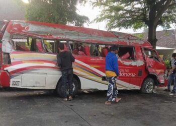 Kondisi mobil elf bernomor polisi E 7566 KC, yang terguling di Tanjakan Cae, Kecamatan Wado, Kabupaten Sumedang.(Foto:Istimewa).