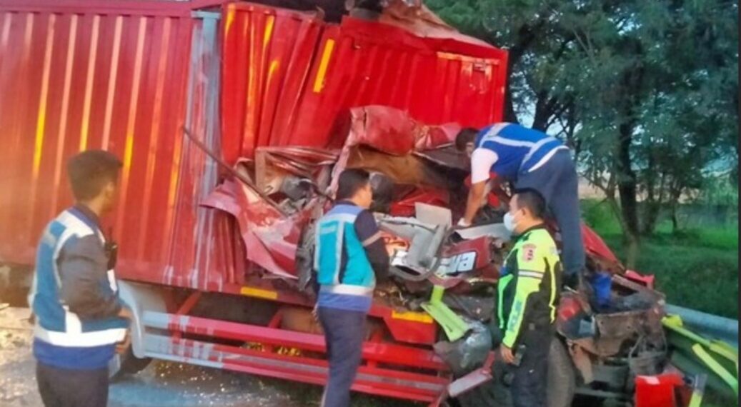Kondisi salah satu truk boks yang terlibat tabrakan di Jalan Tol Jakarta-Cikampek (Japek), Karawang.(Foto:Istimewa).