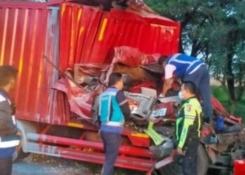 Kondisi salah satu truk boks yang terlibat tabrakan di Jalan Tol Jakarta-Cikampek (Japek), Karawang.(Foto:Istimewa).