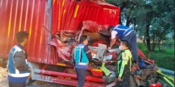 Kondisi salah satu truk boks yang terlibat tabrakan di Jalan Tol Jakarta-Cikampek (Japek), Karawang.(Foto:Istimewa).