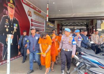 Lima pelaku curanmor modus mengaku penagih tunggakan dari leasing ditangkap Satreskrim Polres Cimahi.(Foto:Istimewa).