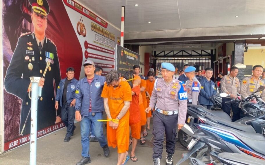 Lima pelaku curanmor modus mengaku penagih tunggakan dari leasing ditangkap Satreskrim Polres Cimahi.(Foto:Istimewa).