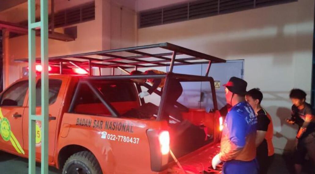 Tim SAR mengevakuasi mahasiswa Polindra, Agung, korban pertama yang ditemukan tewas saat rafting di aliran Sungai Cimanuk, Kabupaten Indramayu.(Foto:Istimewa).