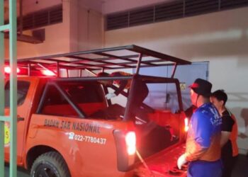 Tim SAR mengevakuasi mahasiswa Polindra, Agung, korban pertama yang ditemukan tewas saat rafting di aliran Sungai Cimanuk, Kabupaten Indramayu.(Foto:Istimewa).