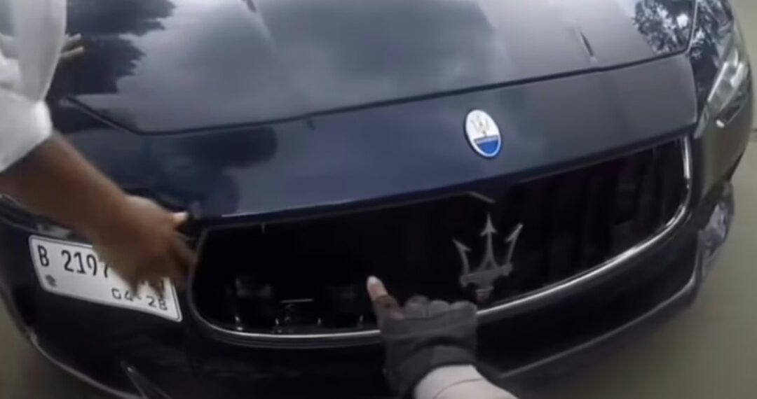 Mobil dengan pelat nomor polisi melanggar saat diberhentikan anggota Satlantas Polres Bogor, Aiptu Dulyani.(Foto:Istimewa).