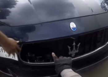 Mobil dengan pelat nomor polisi melanggar saat diberhentikan anggota Satlantas Polres Bogor, Aiptu Dulyani.(Foto:Istimewa).