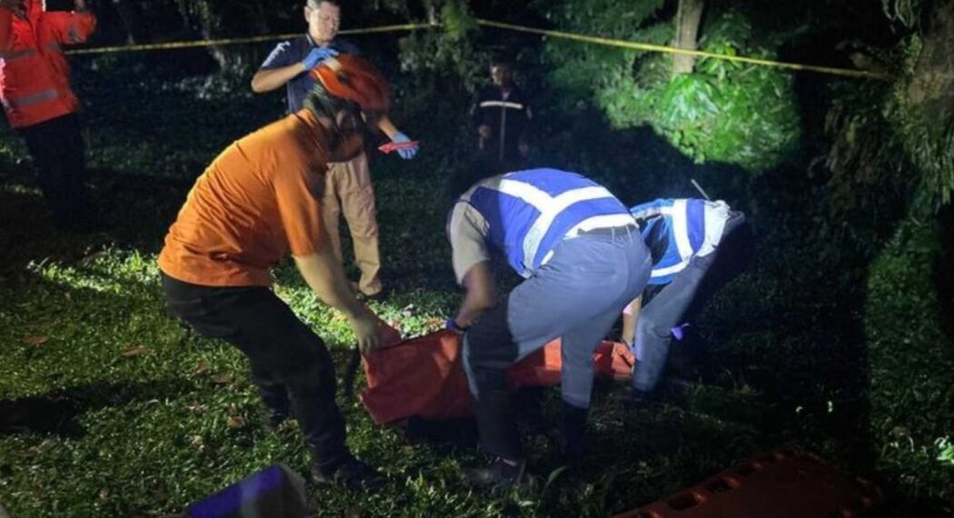 Proses evakuasi mayat pria diketahui bernama Ujang Adiwijaya, warga Pancoran Mas, Kota Depok, ditemukan di pinggir Jalan Tol Jagorawi.(Foto:Istimewa).