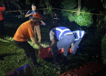 Proses evakuasi mayat pria diketahui bernama Ujang Adiwijaya, warga Pancoran Mas, Kota Depok, ditemukan di pinggir Jalan Tol Jagorawi.(Foto:Istimewa).