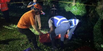 Proses evakuasi mayat pria diketahui bernama Ujang Adiwijaya, warga Pancoran Mas, Kota Depok, ditemukan di pinggir Jalan Tol Jagorawi.(Foto:Istimewa).