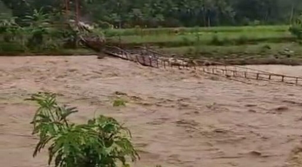 Banjir di Kecamatan Tanggeung dan Cidaun, Kabupaten Cianjur, memutus akses jembatan gantung dan merendam areal pesawahan.(Foto:Istimewa).