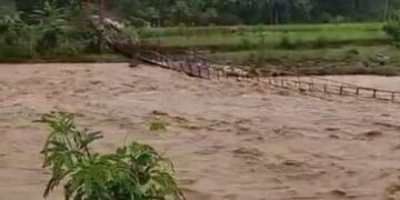 Banjir di Kecamatan Tanggeung dan Cidaun, Kabupaten Cianjur, memutus akses jembatan gantung dan merendam areal pesawahan.(Foto:Istimewa).