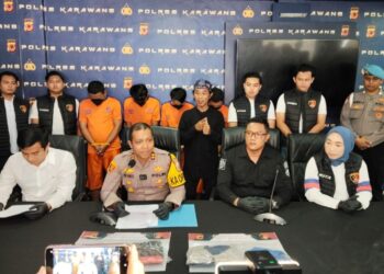 Keterangan pers Kapolres Karawang, AKBP Fiki Novian Ardiansyah, terkait empat tersangka kasus kematian anak penyandang disabilitas.(Foto:Istimewa).