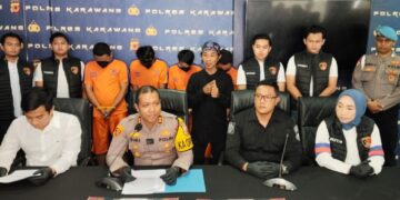 Keterangan pers Kapolres Karawang, AKBP Fiki Novian Ardiansyah, terkait empat tersangka kasus kematian anak penyandang disabilitas.(Foto:Istimewa).