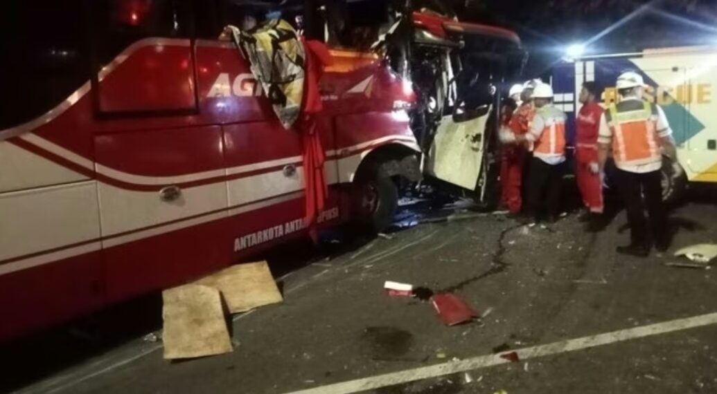 Bus PO Agra Mas Nopol B 7654 KGA yang terlibat tabrakan di Tol Cipali KM 72, Kabupaten Purwakarta.(Foto:Istimewa).