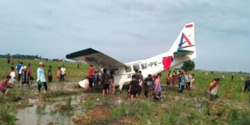 Pesawat Cessna GA8 Airvan milik Bro Skydove Indonesia mendarat darurat di area terbuka di Desa Kertawaluya, Kecamatan Tirtamulya, Kabupaten Karawang.(Foto:Istimewa).