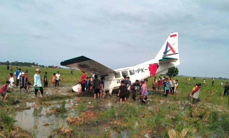 Pesawat Cessna GA8 Airvan milik Bro Skydove Indonesia mendarat darurat di area terbuka di Desa Kertawaluya, Kecamatan Tirtamulya, Kabupaten Karawang.(Foto:Istimewa).