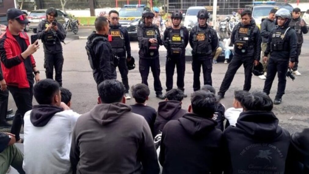 Remaja anggota geng motor hendak tawuran setelah diamankan Tim Patroli Polrestabes Bandung.(Foto:Istimewa).