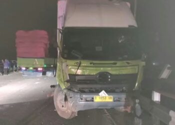 truk ekspedisi bernomor polisi D 9853 UB yang terlibat tabrakan dengan angkor di Jembatan Sasak Rajamandala, Kabupaten Bandung Barat.(Fot:Istimewa).