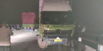 truk ekspedisi bernomor polisi D 9853 UB yang terlibat tabrakan dengan angkor di Jembatan Sasak Rajamandala, Kabupaten Bandung Barat.(Fot:Istimewa).