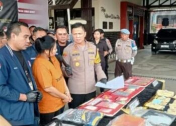 Tanti Yulianti alias Tante Ola (41), residivis pengedar narkoba ditangkap Satresnarkoba Polres Cimahi.(Foto:Istimewa).