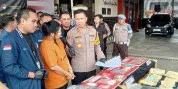 Tanti Yulianti alias Tante Ola (41), residivis pengedar narkoba ditangkap Satresnarkoba Polres Cimahi.(Foto:Istimewa).