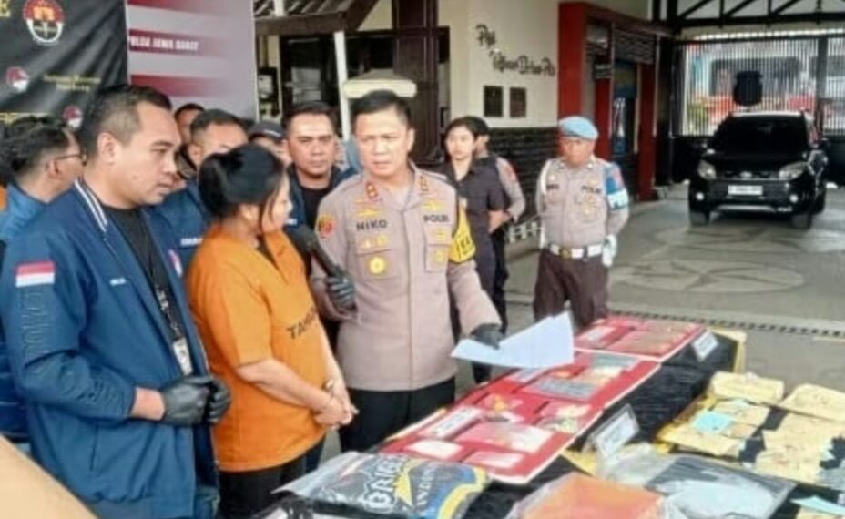 Tanti Yulianti alias Tante Ola (41), residivis pengedar narkoba ditangkap Satresnarkoba Polres Cimahi.(Foto:Istimewa).