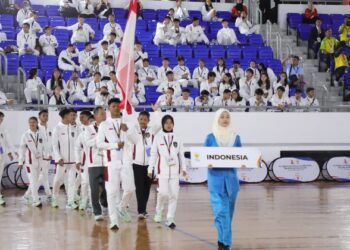 Kontingen Indonesia tampil penuh percaya diri dan semangat dalam Opening Ceremony Asean School Games (ASG) yang digelar di Indoor Stadium Hassanah Bolkiah National Stadium Complex Brunei Darrusalam, Kamis (20/11). (foto:irfandi/kemenpora.go.id)
