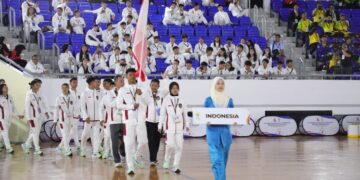 Kontingen Indonesia tampil penuh percaya diri dan semangat dalam Opening Ceremony Asean School Games (ASG) yang digelar di Indoor Stadium Hassanah Bolkiah National Stadium Complex Brunei Darrusalam, Kamis (20/11). (foto:irfandi/kemenpora.go.id)