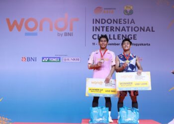 Tunggal putra Indonesia Prahdiska Bagas Shujiwo (kanan) tampil solid dan memastikan gelar juara WONDR by BNI Indonesia International Challenge 2025 setelah mengalahkan rekannya sesama pemain pelatnas, Bismo Raya Oktora, pada partai final yang berlangsung di GOR Amongrogo, Minggu (16/11).(Foto: PBSI)