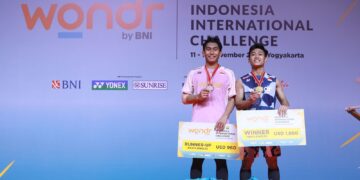 Tunggal putra Indonesia Prahdiska Bagas Shujiwo (kanan) tampil solid dan memastikan gelar juara WONDR by BNI Indonesia International Challenge 2025 setelah mengalahkan rekannya sesama pemain pelatnas, Bismo Raya Oktora, pada partai final yang berlangsung di GOR Amongrogo, Minggu (16/11).(Foto: PBSI)