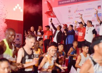 Menteri Pemuda dan Olahraga (Menpora) RI Erick Thohir menghadiri Bank Jateng Borobudur Marathon 2025 di kompleks Taman Lumbini, Candi Borobudur, Magelang, Jawa Tengah (Jateng), Minggu (16/11) pagi. Menpora sekaligus melepas para peserta lari yang terbagi dalam tiga nomor meliputi Marathon, Half Marathon, dan 10K.(foto:bagus/kemenpora.go.id)