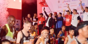 Menteri Pemuda dan Olahraga (Menpora) RI Erick Thohir menghadiri Bank Jateng Borobudur Marathon 2025 di kompleks Taman Lumbini, Candi Borobudur, Magelang, Jawa Tengah (Jateng), Minggu (16/11) pagi. Menpora sekaligus melepas para peserta lari yang terbagi dalam tiga nomor meliputi Marathon, Half Marathon, dan 10K.(foto:bagus/kemenpora.go.id)