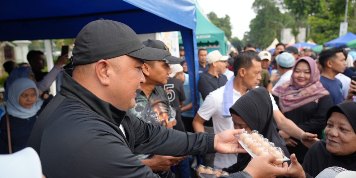Bupati Bogor Rudy Susmanto membagikan 2.025 paket telur dan 1.500 paket telur rebus siap konsumsi kepada masyarakat yang hadir pada gelaran Car Free Day (CFD) Tegar Beriman dalam Kampanye Gerakan Makan Telur yang di prakarsai oleh Dinas Perikanan dan Peternakan pada Minggu pagi, 23 November 2025.(Foto: Humas Pemkab Bogor)