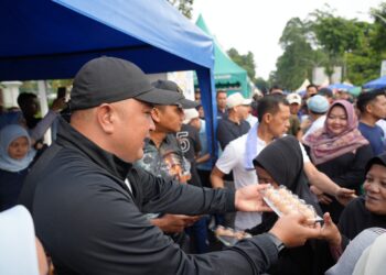 Bupati Bogor Rudy Susmanto membagikan 2.025 paket telur dan 1.500 paket telur rebus siap konsumsi kepada masyarakat yang hadir pada gelaran Car Free Day (CFD) Tegar Beriman dalam Kampanye Gerakan Makan Telur yang di prakarsai oleh Dinas Perikanan dan Peternakan pada Minggu pagi, 23 November 2025.(Foto: Humas Pemkab Bogor)