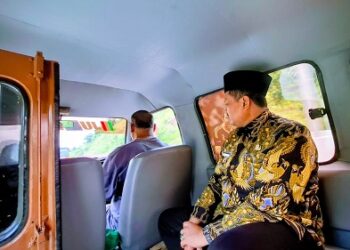 Bupati Sumedang Dony Ahmad Munir menaiki transportasi umum Jum’at (7/11/2025). Bupti melihat para ASN Sumedang masih menggunakan kendaraan dinas dan pribadi pada hari Jumat. (Foto: Humas Pemkab Sumedang)